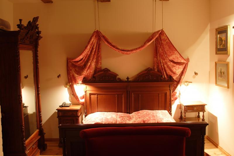 HOW TO CHOOSE PERFECT CANOPY BED | INTERIORHOLIC.COM