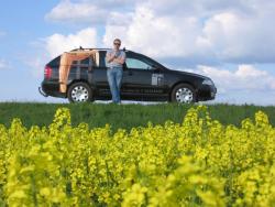 Vizuālā reklāma uz automašīnas Vizuālā reklāma uz automašīnas