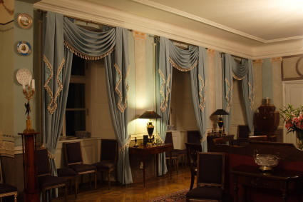 Изысканные синие классические шторы