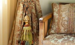 Decorative tassels for curtain holds