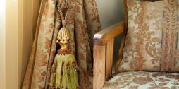 Decorative tassels for curtain holds
