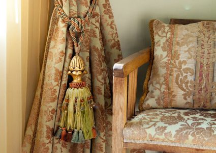Decorative tassels for curtain holds