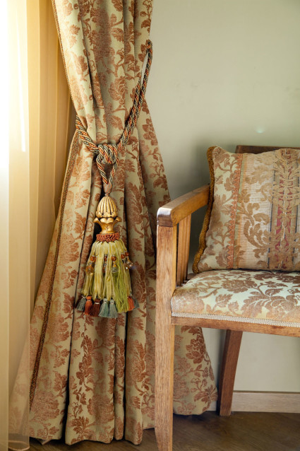 Decorative tassels for curtain holds