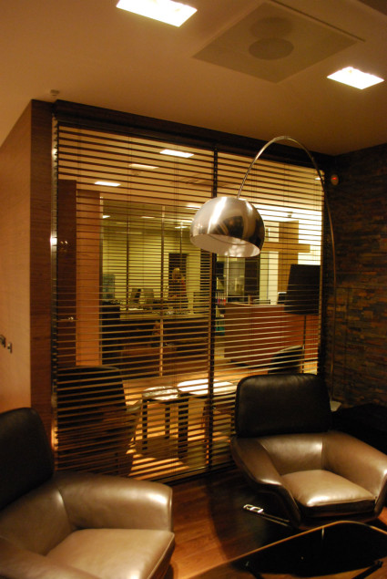 horizontal wooden blinds