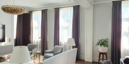 Premium klases viesistabas aizkaru tīrīšana dzīvoklī Rīgas Klusajā centrā
